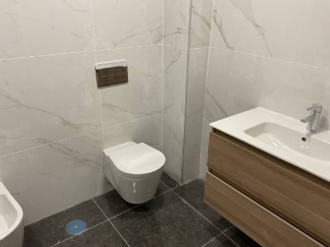 APARTAMENTOS DE LUXO EM ZONA CENTRAL COM PISCINA