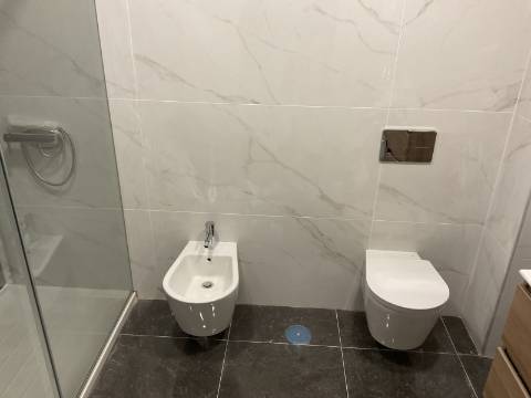 APARTAMENTOS DE LUXO EM ZONA CENTRAL COM PISCINA