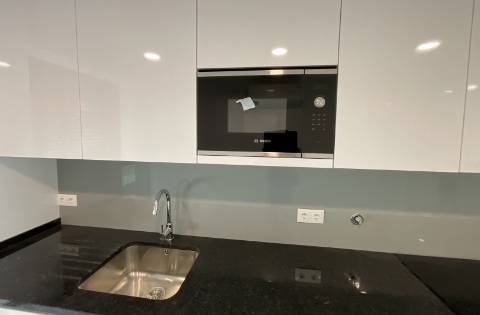 APARTAMENTOS DE LUXO EM ZONA CENTRAL COM PISCINA
