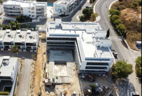 APARTAMENTOS DE LUXO EM ZONA CENTRAL COM PISCINA