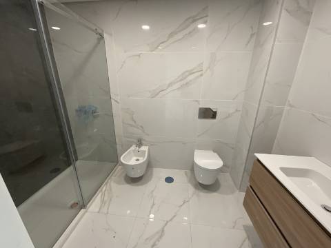 APARTAMENTOS DE LUXO EM ZONA CENTRAL COM PISCINA