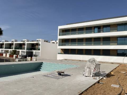 APARTAMENTO DE LUXO EM ZONA CENTRAL E COM PISCINA