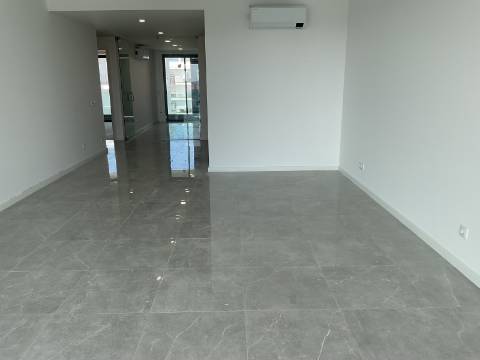 APARTAMENTO DE LUXO EM ZONA CENTRAL E COM PISCINA