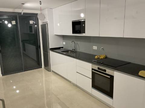 APARTAMENTO DE LUXO EM ZONA CENTRAL E COM PISCINA
