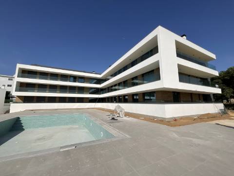 APARTAMENTOS DE LUXO EM ZONA CENTRAL E COM PISCINA