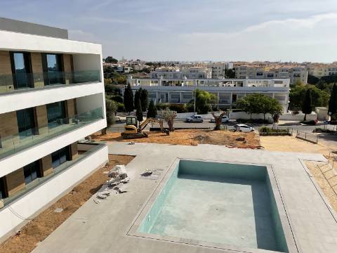 APARTAMENTOS DE LUXO EM ZONA CENTRAL E COM PISCINA