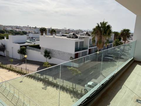 APARTAMENTOS DE LUXO EM ZONA CENTRAL E COM PISCINA