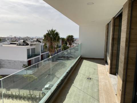 APARTAMENTOS DE LUXO EM ZONA CENTRAL E COM PISCINA