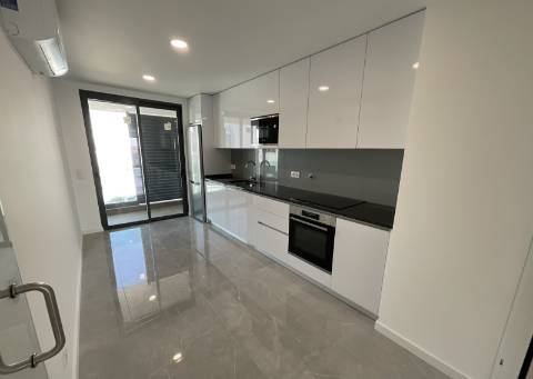 APARTAMENTOS DE LUXO EM ZONA CENTRAL E COM PISCINA