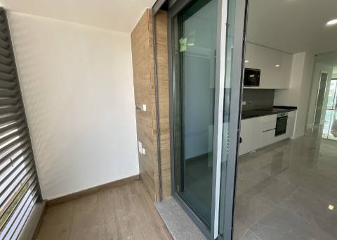 APARTAMENTOS DE LUXO EM ZONA CENTRAL E COM PISCINA