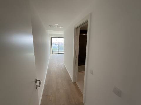 APARTAMENTOS DE LUXO EM ZONA CENTRAL E COM PISCINA