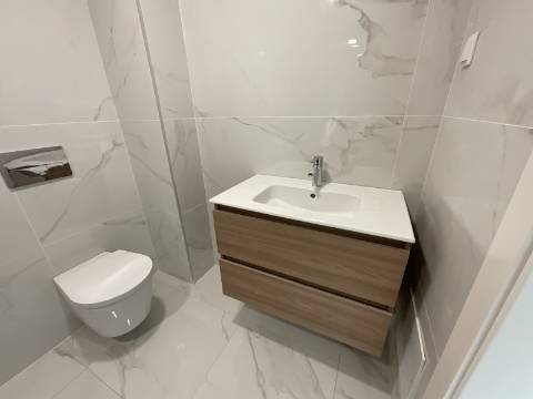 APARTAMENTOS DE LUXO EM ZONA CENTRAL E COM PISCINA