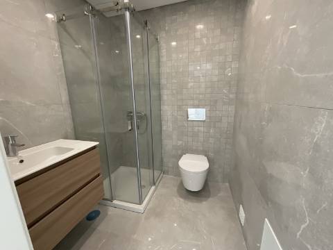 APARTAMENTOS DE LUXO EM ZONA CENTRAL E COM PISCINA