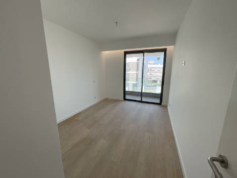 APARTAMENTOS DE LUXO EM ZONA CENTRAL E COM PISCINA