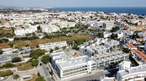 APARTAMENTOS DE LUXO EM ZONA CENTRAL E COM PISCINA