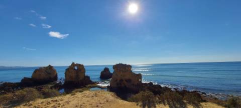 APARTAMENTOS DE LUXO EM ZONA CENTRAL E COM PISCINA