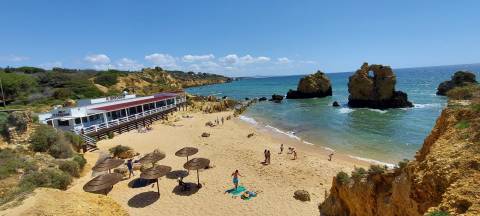 APARTAMENTOS DE LUXO EM ZONA CENTRAL E COM PISCINA