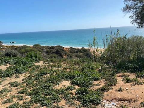 Terreno com ruinas junto ao mar em Albufeira