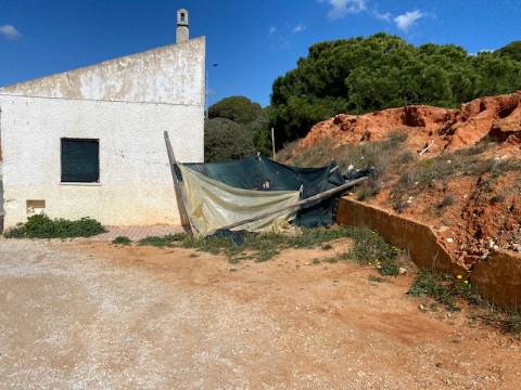Terreno com ruinas junto ao mar em Albufeira