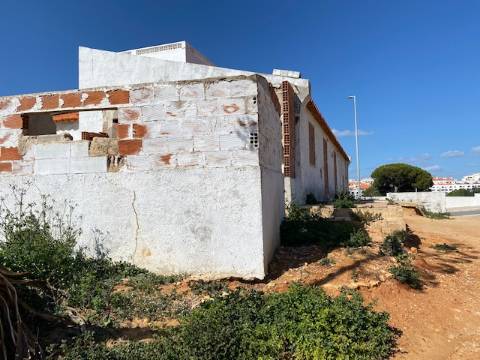 Terreno com ruinas junto ao mar em Albufeira