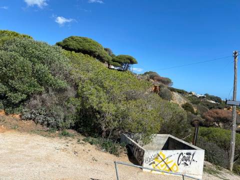 Terreno com ruinas junto ao mar em Albufeira