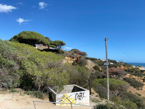 Terreno com ruinas junto ao mar em Albufeira