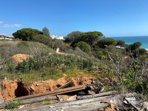 Terreno com ruinas junto ao mar em Albufeira