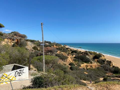 Terreno com ruinas junto ao mar em Albufeira
