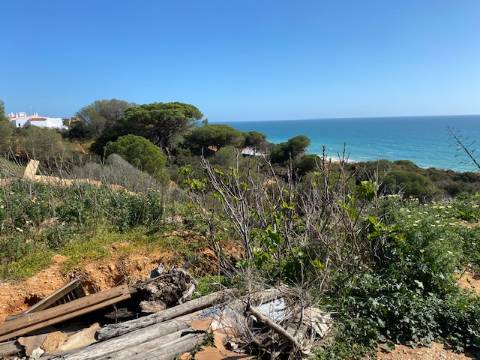 Terreno com ruinas junto ao mar em Albufeira