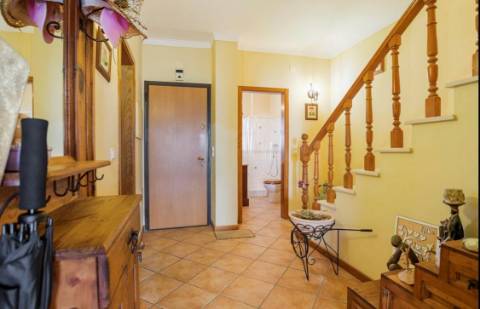 Excelente moradia T3 em banda duplex, com piscina, jardim e barbecue - Albufeira.