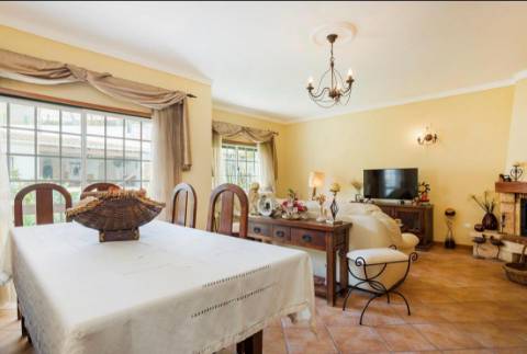 Excelente moradia T3 em banda duplex, com piscina, jardim e barbecue - Albufeira.