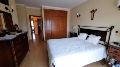 Excelente moradia T3 em banda duplex, com piscina, jardim e barbecue - Albufeira.