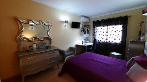 Excelente moradia T3 em banda duplex, com piscina, jardim e barbecue - Albufeira.