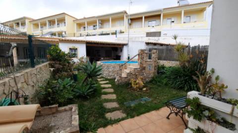 Excelente moradia T3 em banda duplex, com piscina, jardim e barbecue - Albufeira.