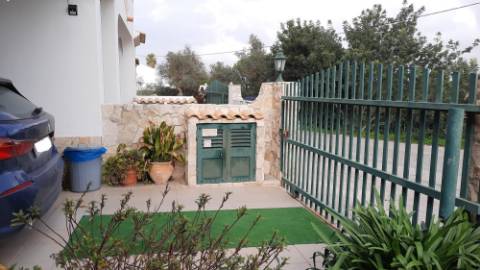 Excelente moradia T3 em banda duplex, com piscina, jardim e barbecue - Albufeira.