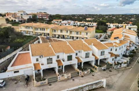 Excelente moradia T3 em banda duplex, com piscina, jardim e barbecue - Albufeira.