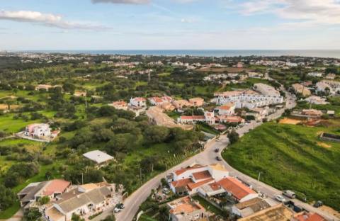 Excelente moradia T3 em banda duplex, com piscina, jardim e barbecue - Albufeira.