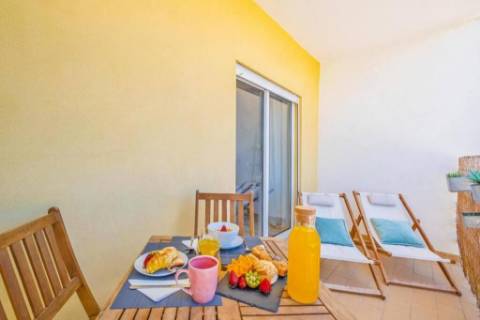 Espaçoso e bonito apartamento T2 em condomínio privado para arrendamento.