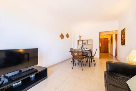 Espaçoso e bonito apartamento T2 em condomínio privado para arrendamento.