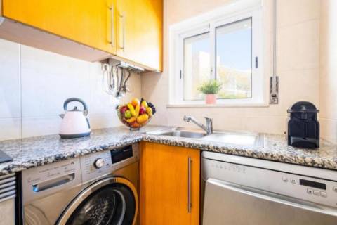 Espaçoso e bonito apartamento T2 em condomínio privado para arrendamento.