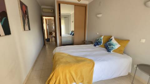 Espaçoso e bonito apartamento T2 em condomínio privado para arrendamento.