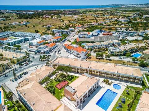 Espaçoso e bonito apartamento T2 em condomínio privado para arrendamento.