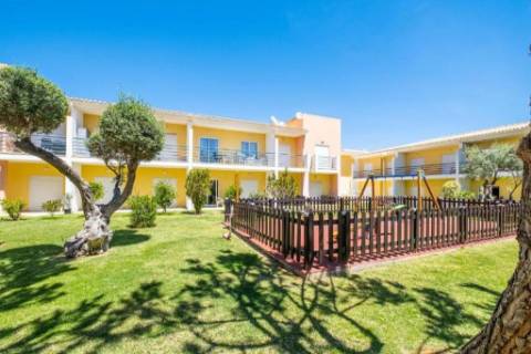 Espaçoso e bonito apartamento T2 em condomínio privado para arrendamento.