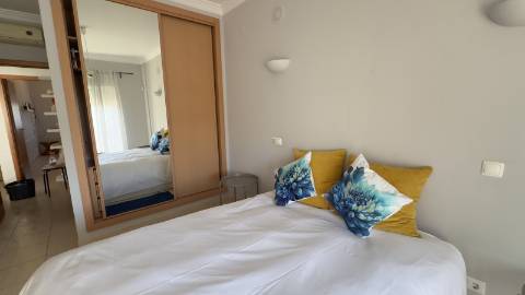 Espaçoso e bonito apartamento T2 em condomínio privado para arrendamento.