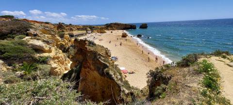 APARTAMENTO DE LUXO EM ZONA CENTRAL E COM PISCINA