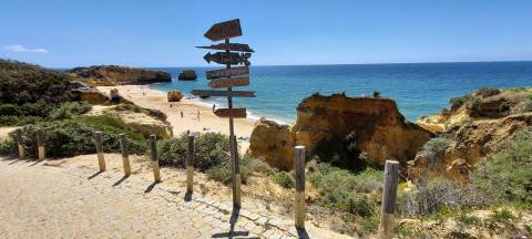 APARTAMENTO DE LUXO EM ZONA CENTRAL E COM PISCINA