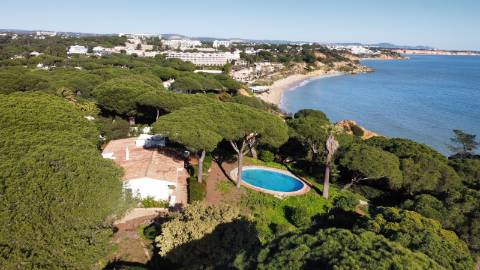 Casa térrea com piscina e vista maravilhosa sobre o mar