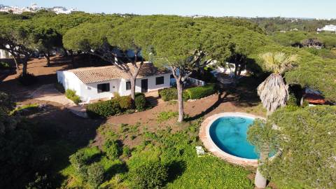 Casa térrea com piscina e vista maravilhosa sobre o mar