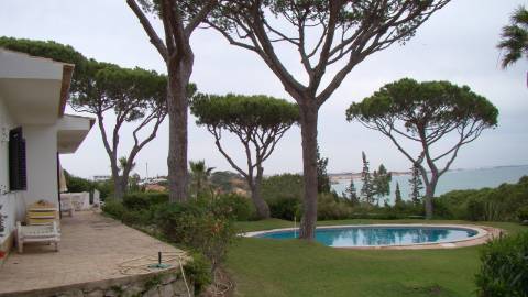 Casa térrea com piscina e vista maravilhosa sobre o mar