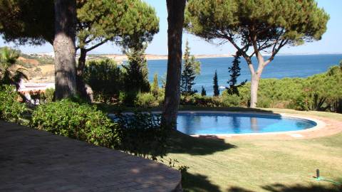 Casa térrea com piscina e vista maravilhosa sobre o mar